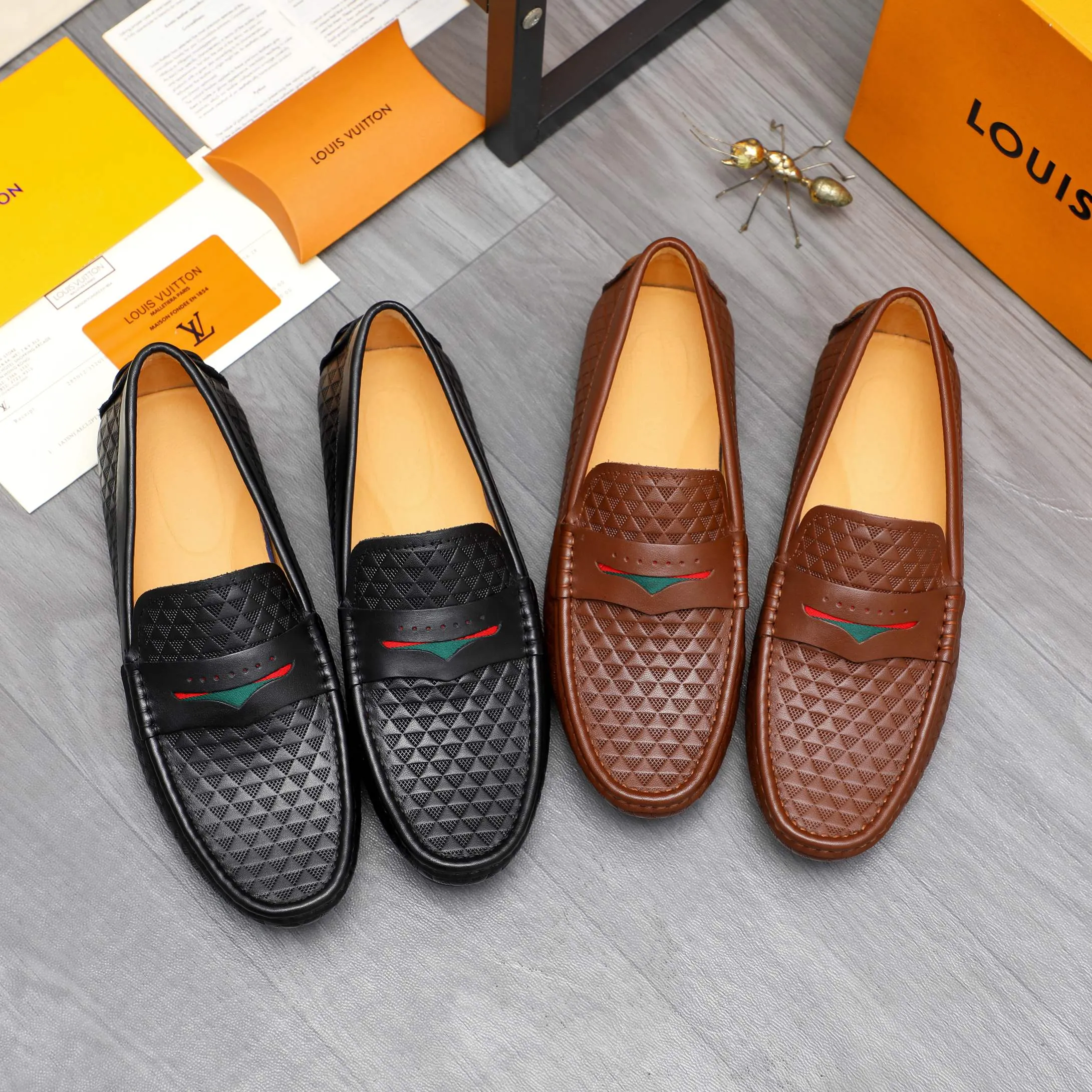 Men's shoes 💰360 Product trademark: LV "Louis Vuitton" casual slip-on men's shoes Regular size: 38-45 Product material: Selected embossed cowhide upper, pigskin lining, rubber outsole
